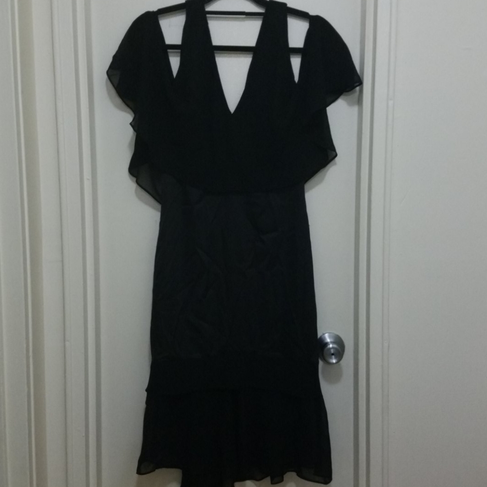 NWOT Bebe cold shoulder chiffon dress. - Picture 7 of 9